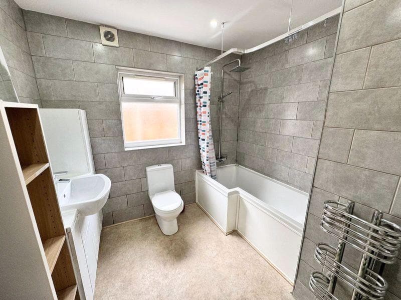 Carlingford Drive, Westcliff-On-Sea - Image 10