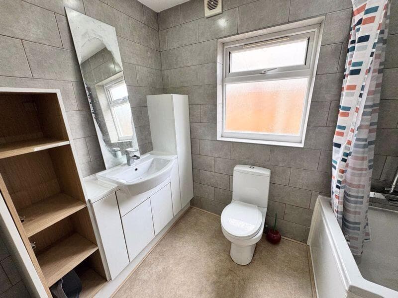 Carlingford Drive, Westcliff-On-Sea - Image 11