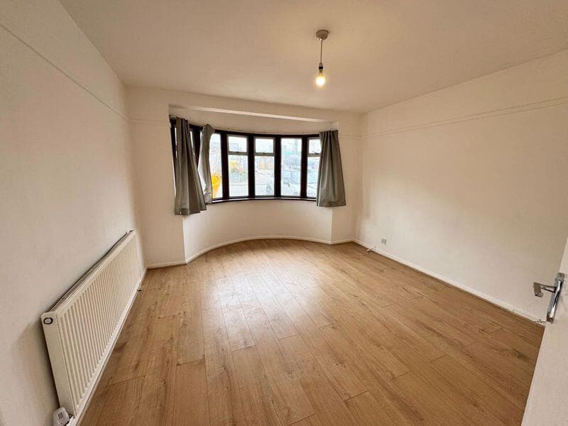Carlingford Drive, Westcliff-On-Sea - Image 4