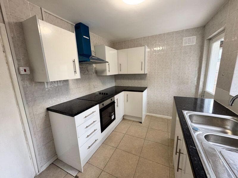 Carlingford Drive, Westcliff-On-Sea - Image 5
