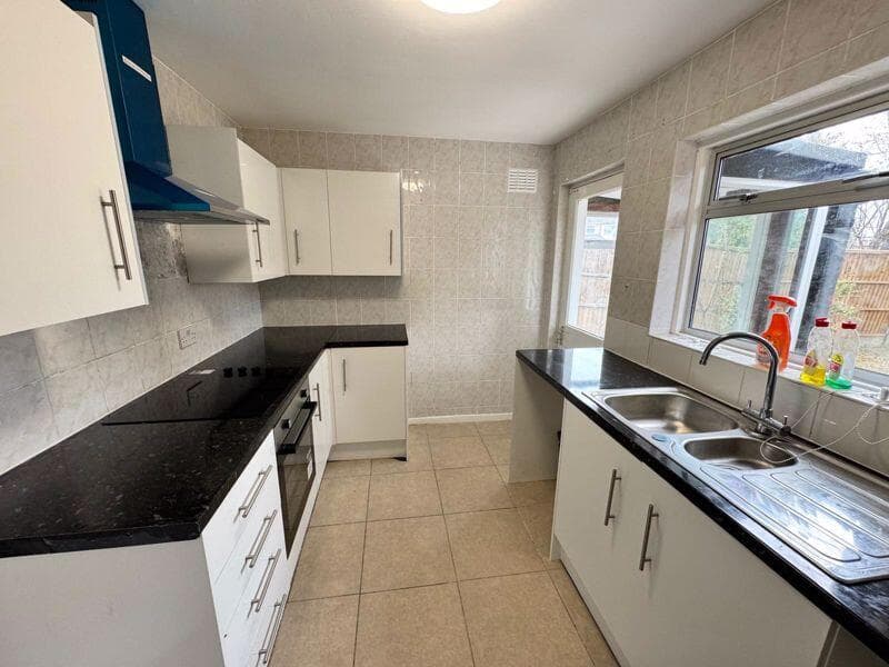 Carlingford Drive, Westcliff-On-Sea - Image 6