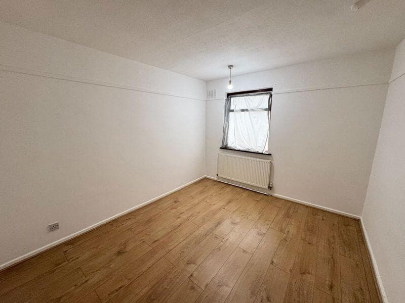 Carlingford Drive, Westcliff-On-Sea - Image 8