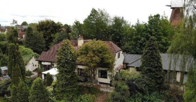 View property at 35 London Hill, Rayleigh, Essex, SS6 7HW