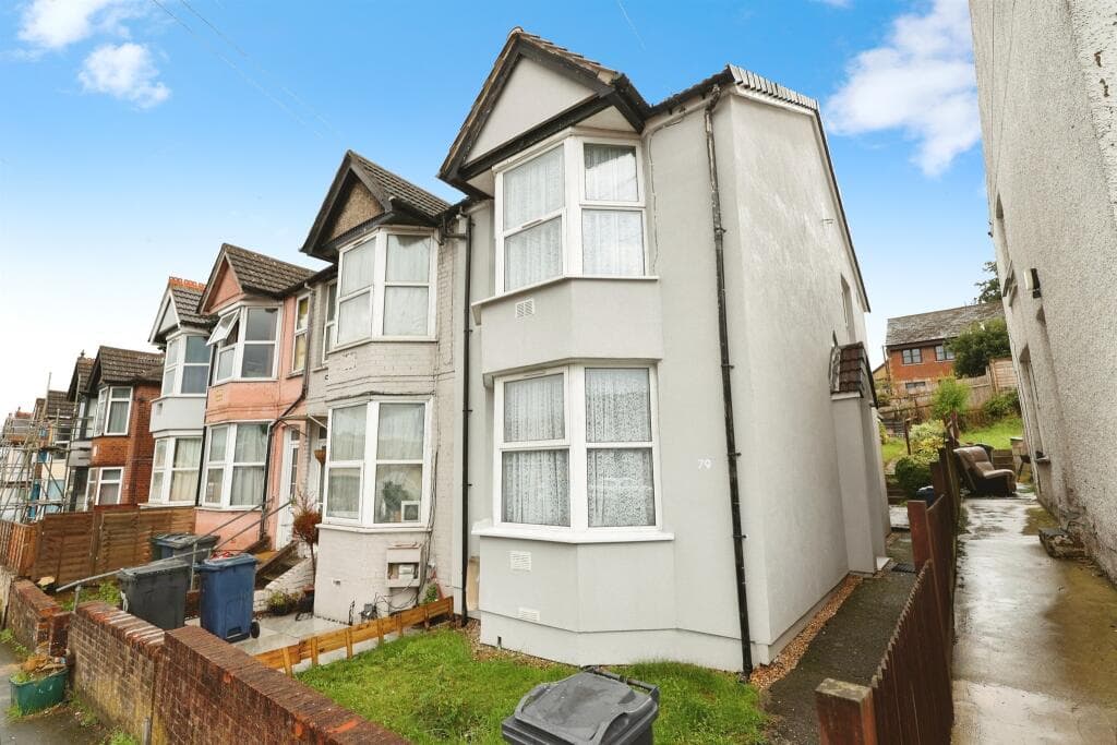 View property at Dashwood Avenue, High Wycombe
