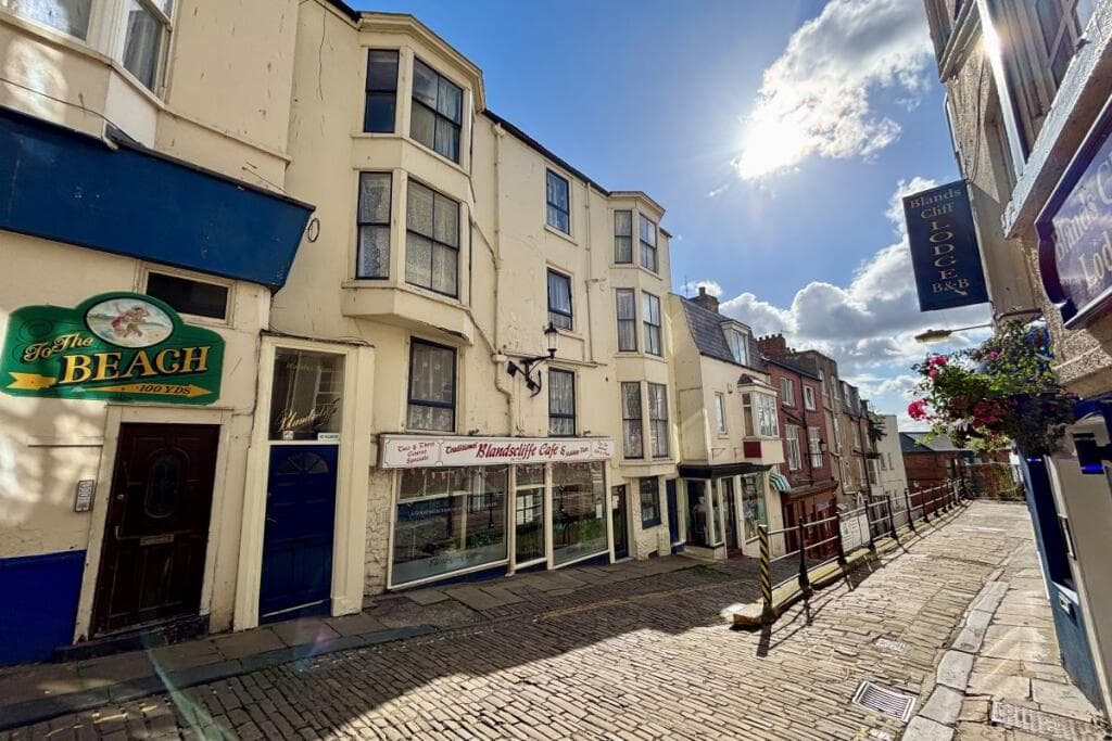 2 Blands Cliff, Scarborough, North Yorkshire, YO11 1NR - Image 2