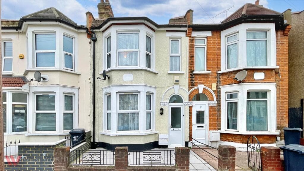 View property at Highbury Gardens, Seven Kings, IG3
