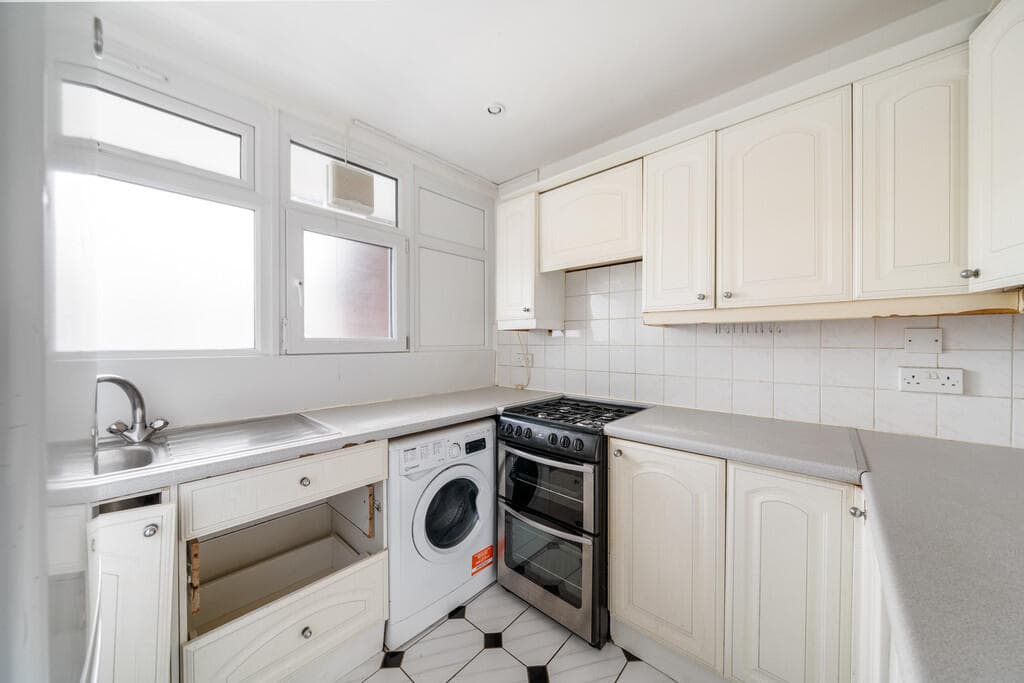 Searles Close, Battersea - Image 9