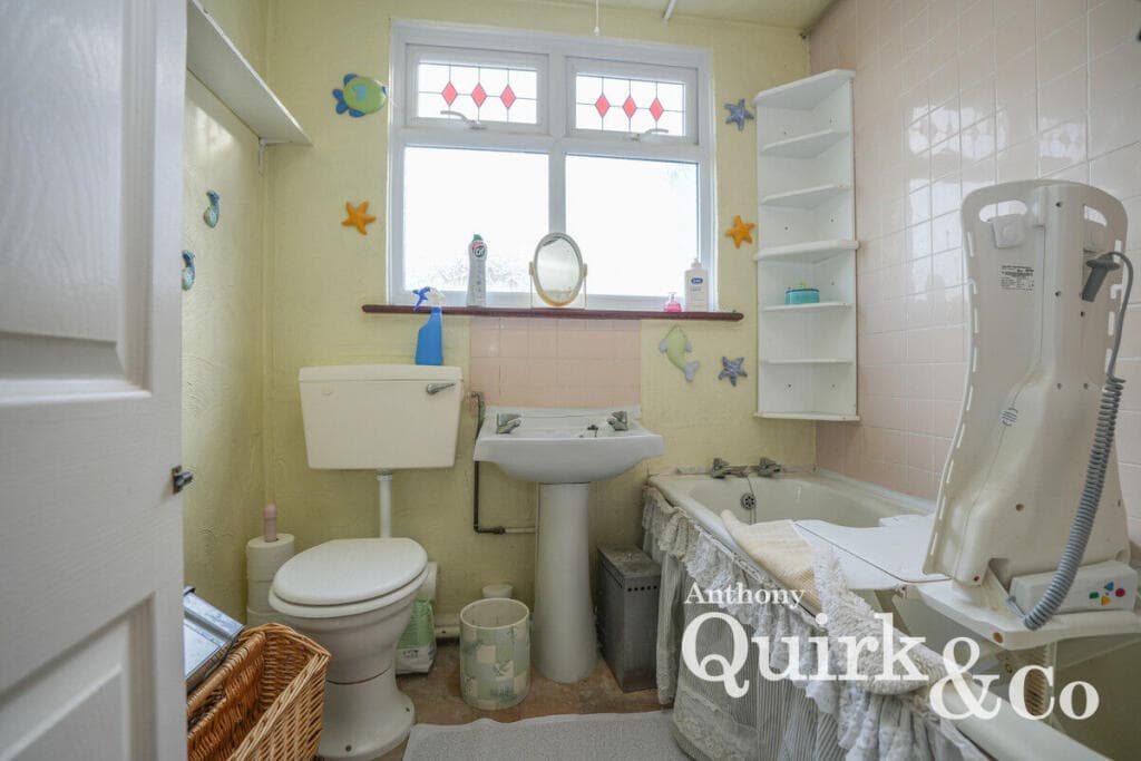 May Avenue, Canvey Island, SS8 - Image 11