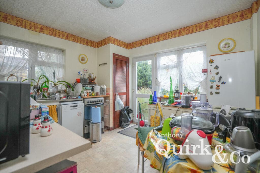 May Avenue, Canvey Island, SS8 - Image 6