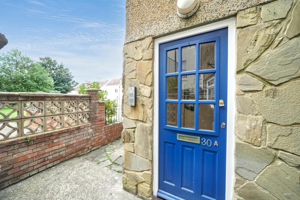 View property at Flat A, 30 Windlesham Gardens, Brighton, East Sussex, BN1 3AJ