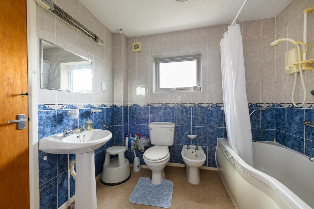 Sutton Road, Somerton - Image 10