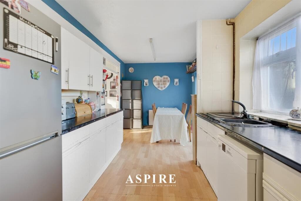 Northville Drive, Westcliff-On-Sea - Image 6
