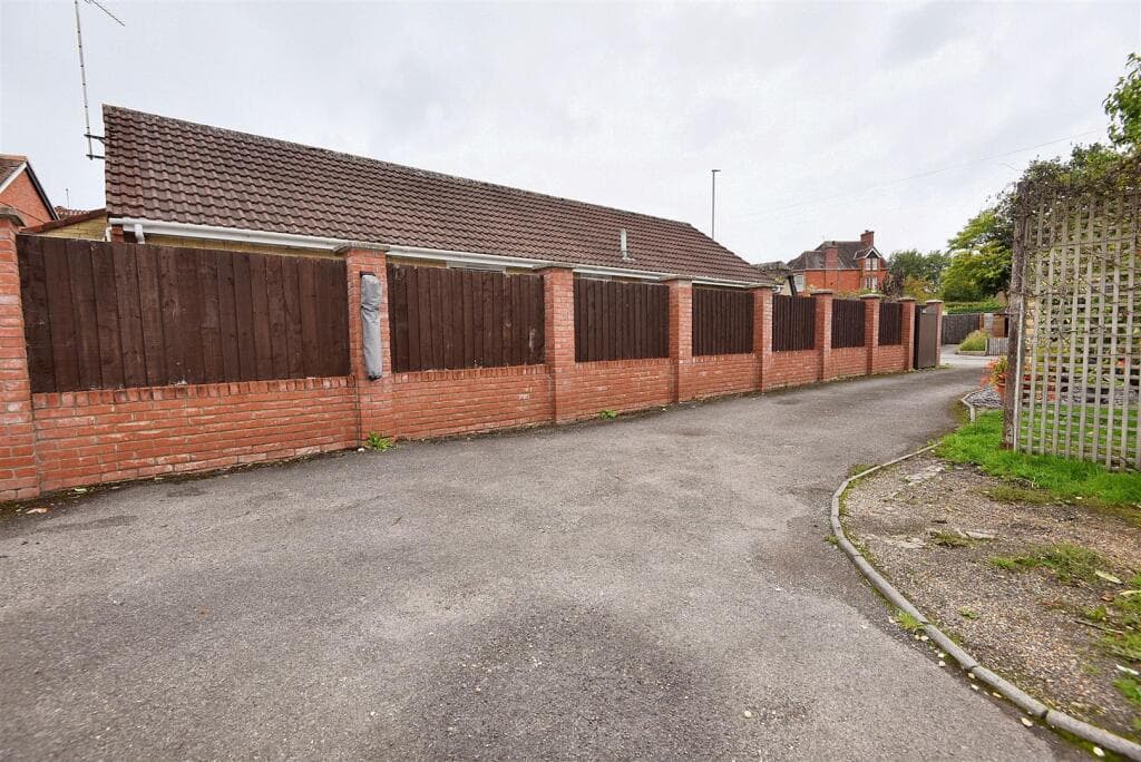 Shaftesbury Road, Lodden, Gillingham - Image 5