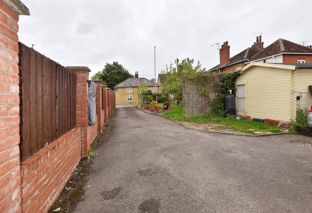 Shaftesbury Road, Lodden, Gillingham - Image 6