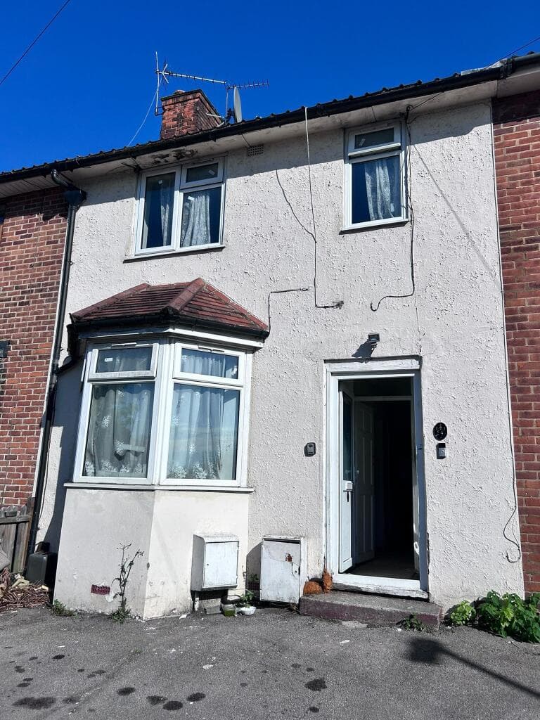 View property at 54 Wenlock Road, Edgware, HA8 9JF
