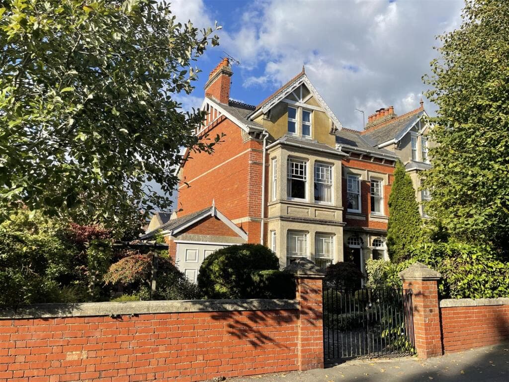 View property at Westlecot Road, Old Town, Swindon