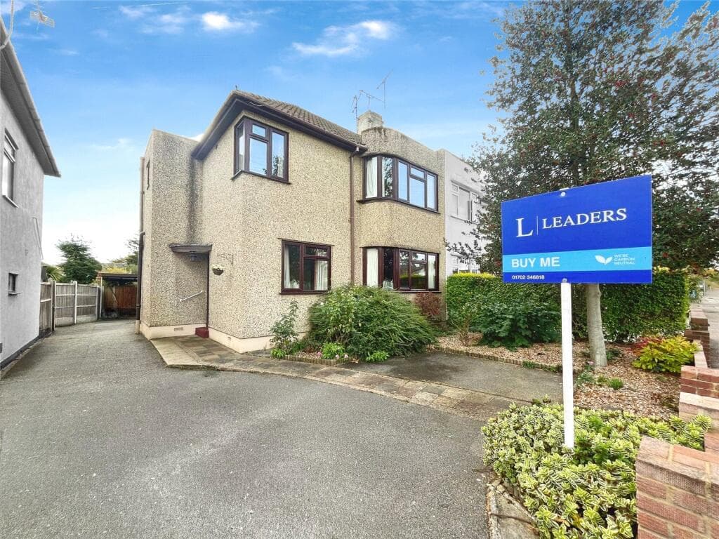 View property at Lympstone Close, Westcliff-on-Sea, Essex