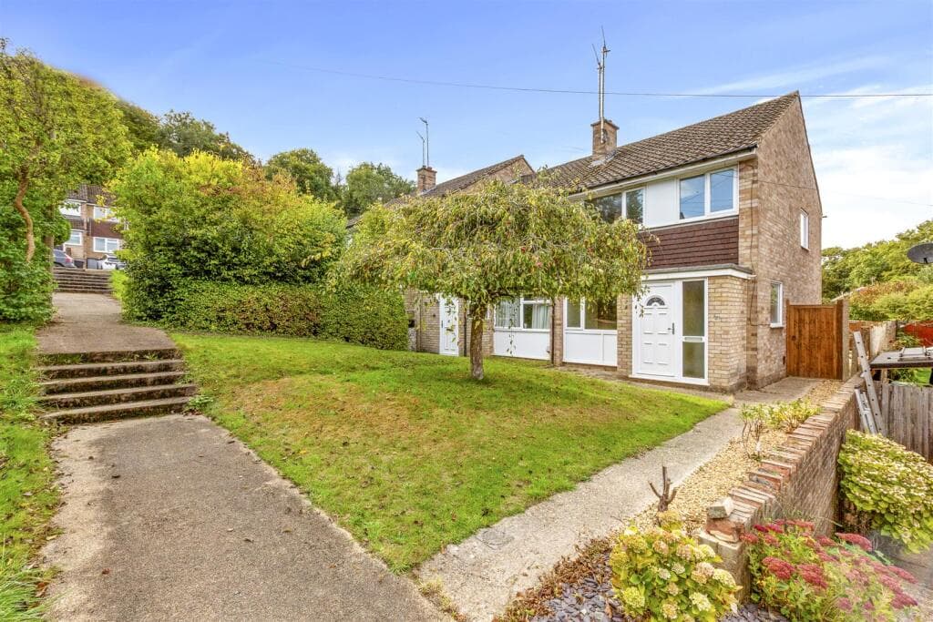 View property at Deangarden Rise, High Wycombe