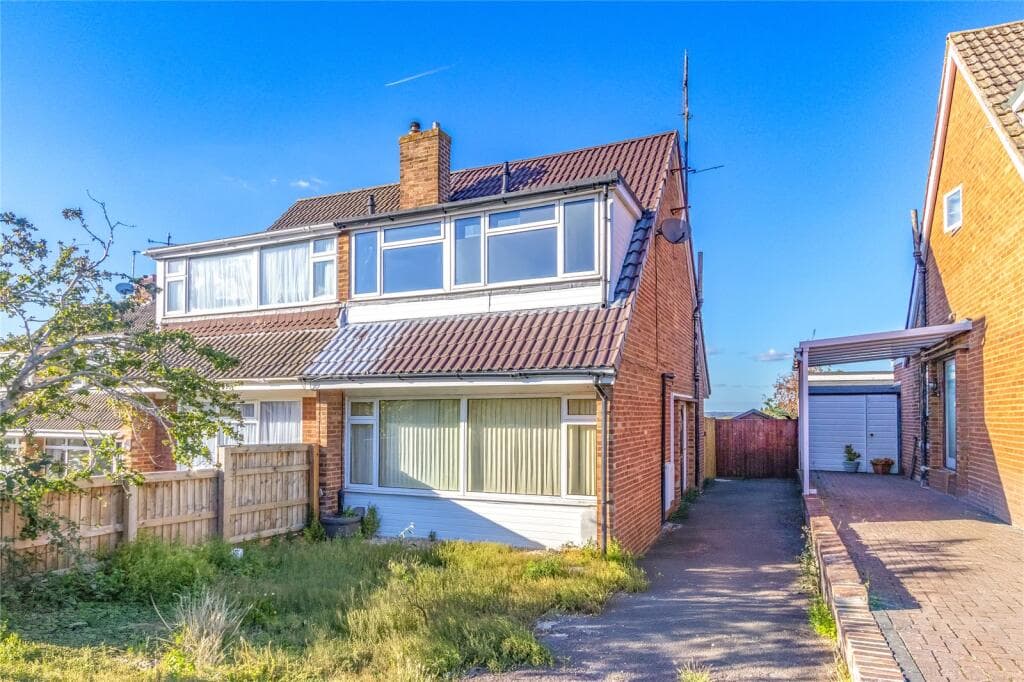 View property at Henley Drive, Highworth, Swindon, Wiltshire, SN6