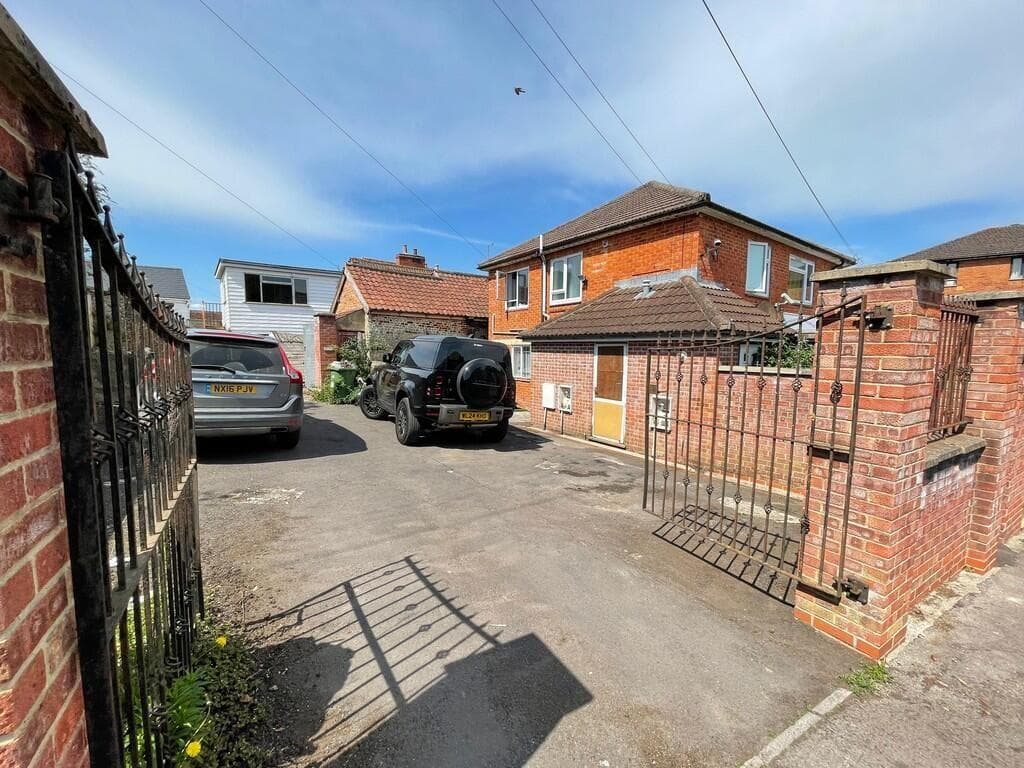 East Street, Warminster, Wiltshire, BA12 - Image 2