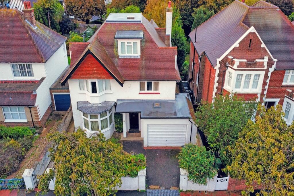 Ashburnham Gardens, Eastbourne, BN21 2NA - Image 2