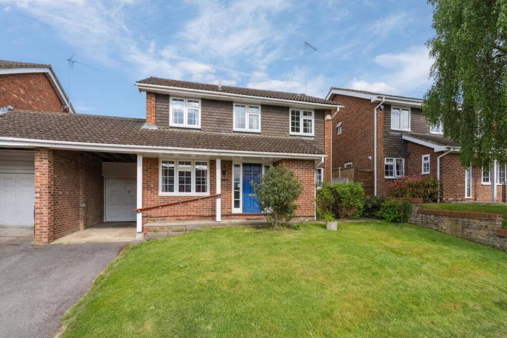 Deanacre Close, Chalfont St. Peter, Buckinghamshire, SL9 - Image 1
