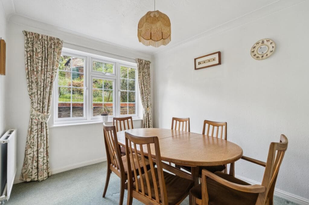 Deanacre Close, Chalfont St. Peter, Buckinghamshire, SL9 - Image 4
