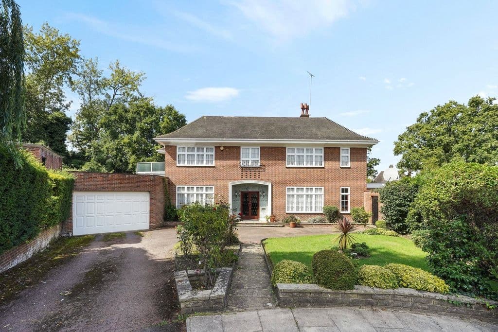 View property at Winnington Close, London N2