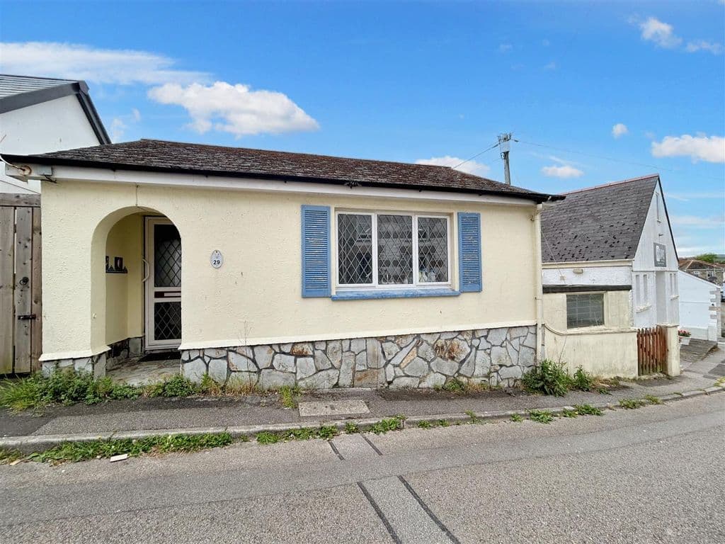 2 Bedroom Bungalow, Porthleven TR13 - Image 1