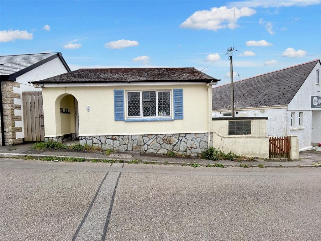 2 Bedroom Bungalow, Porthleven TR13 - Image 11