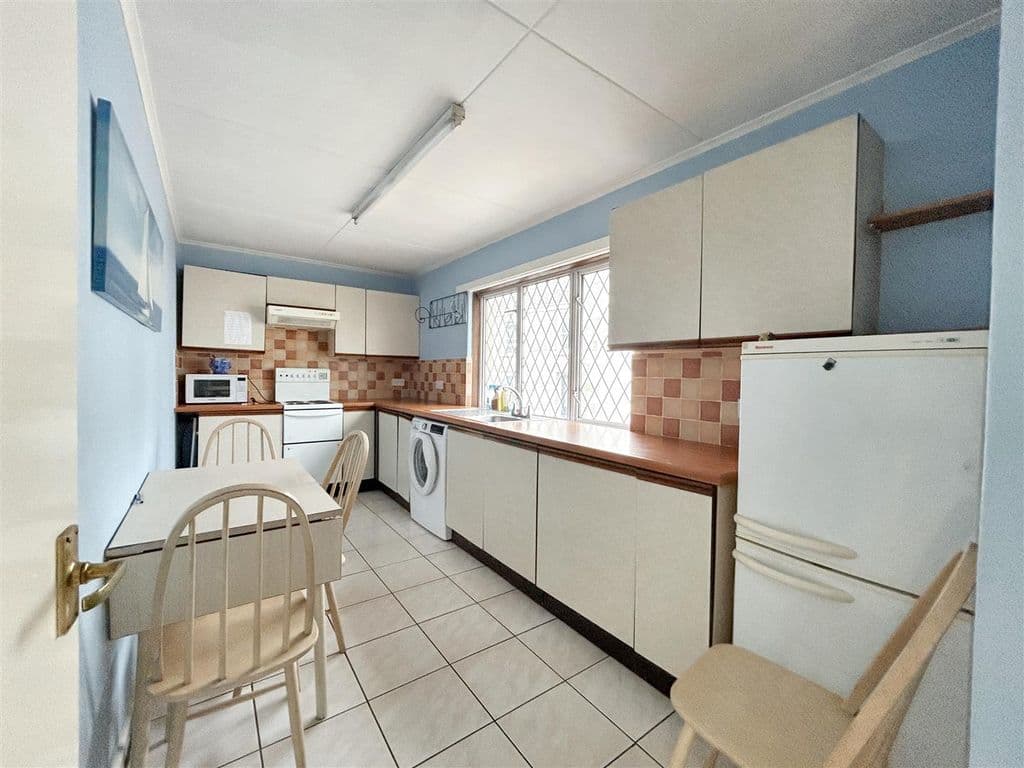 2 Bedroom Bungalow, Porthleven TR13 - Image 2