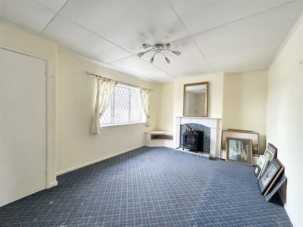 2 Bedroom Bungalow, Porthleven TR13 - Image 3