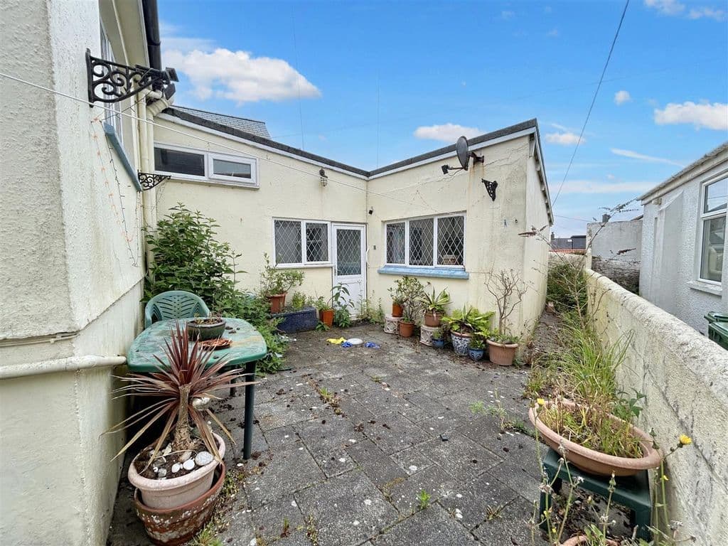 2 Bedroom Bungalow, Porthleven TR13 - Image 4