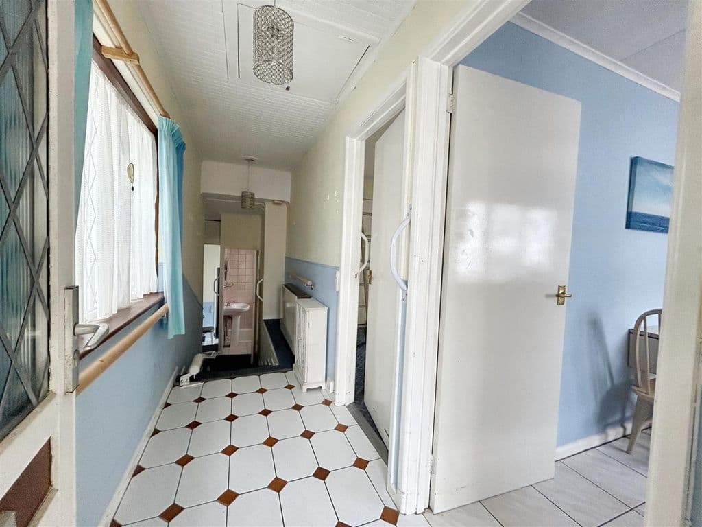 2 Bedroom Bungalow, Porthleven TR13 - Image 5