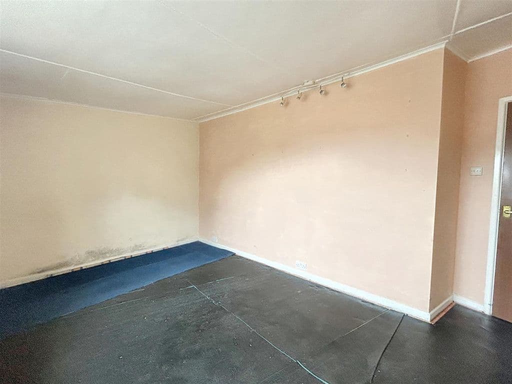 2 Bedroom Bungalow, Porthleven TR13 - Image 6