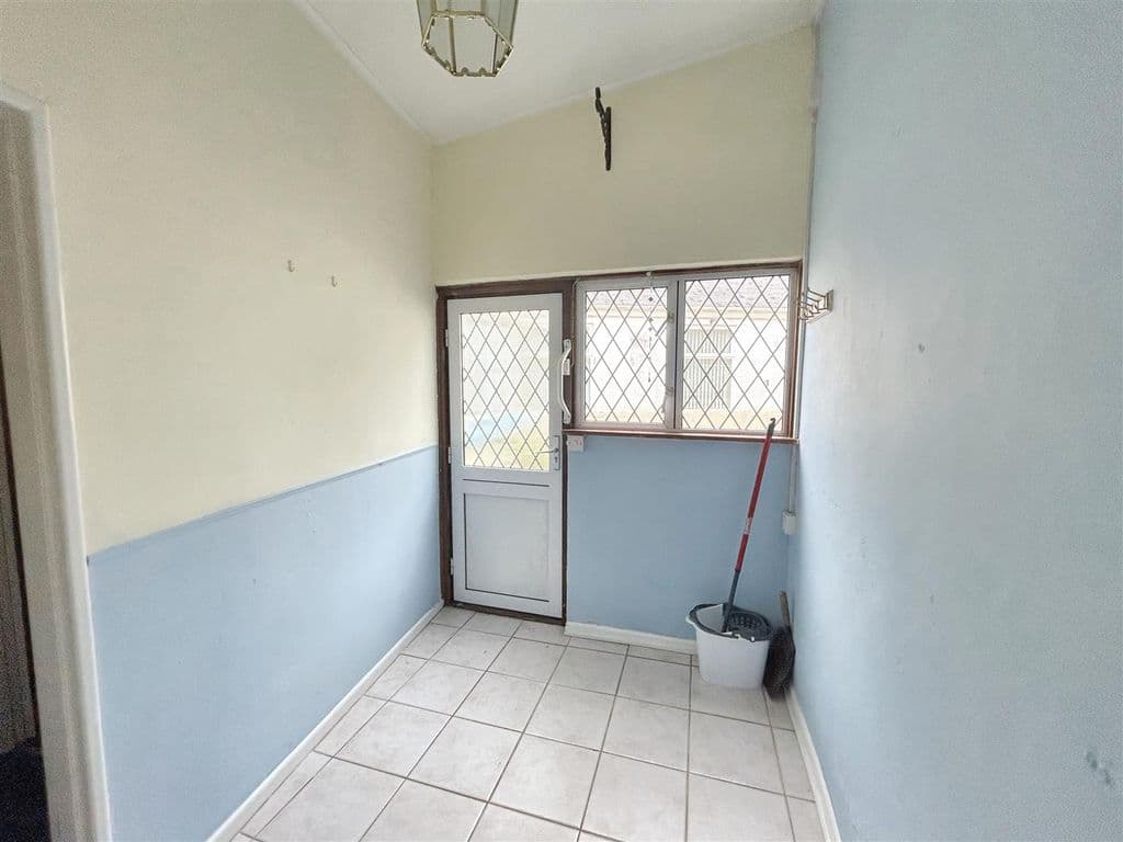 2 Bedroom Bungalow, Porthleven TR13 - Image 7
