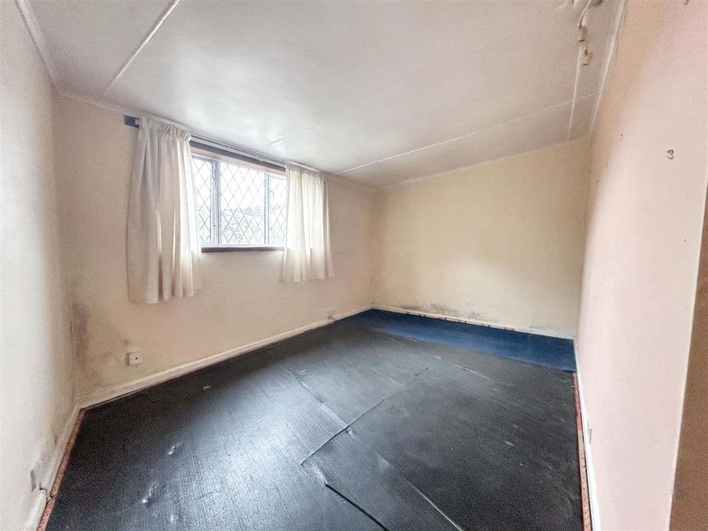 2 Bedroom Bungalow, Porthleven TR13 - Image 8