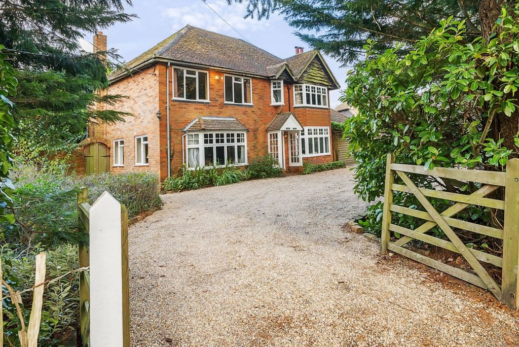View property at Chiltern Road, Peppard Common, Henley-On-Thames, Oxfordshire RG9