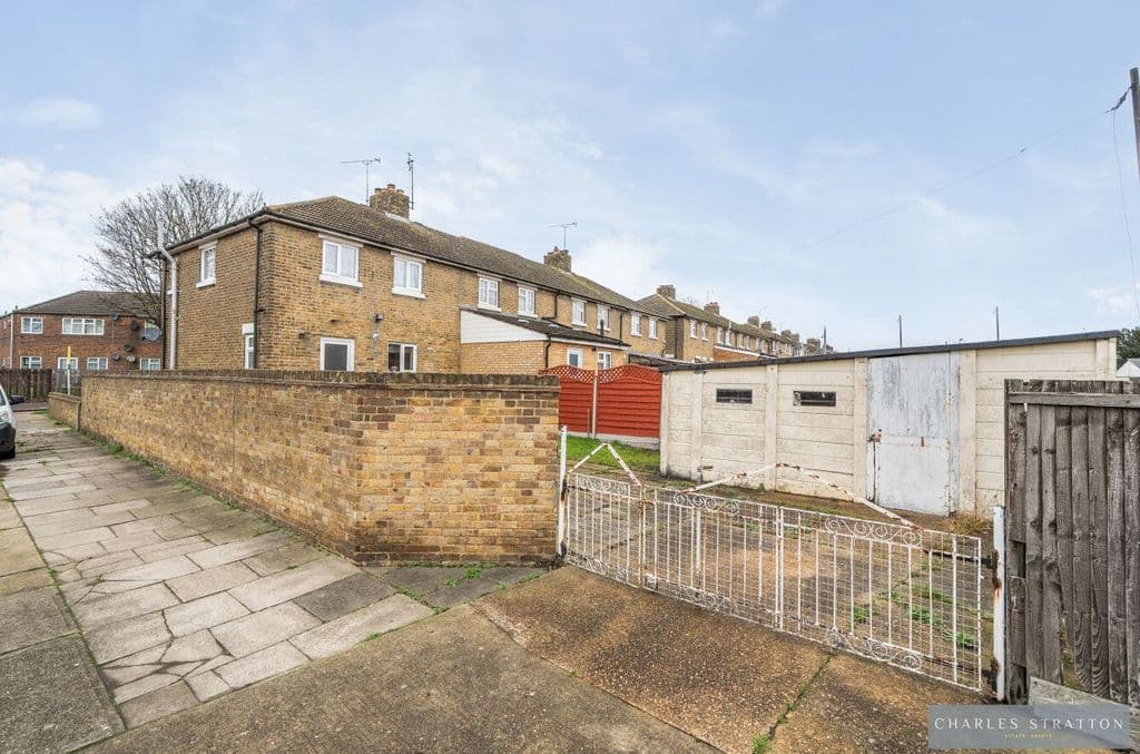 Dacre Avenue, Aveley, South Ockendon RM15 - Image 2