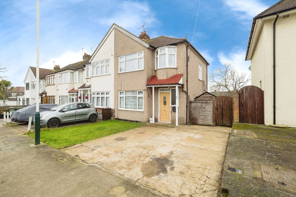 Bartlow Gardens, Romford RM5 - Image 1
