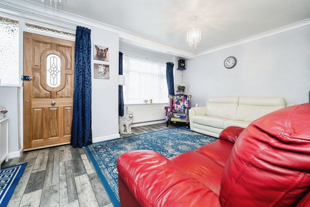 Bartlow Gardens, Romford RM5 - Image 2