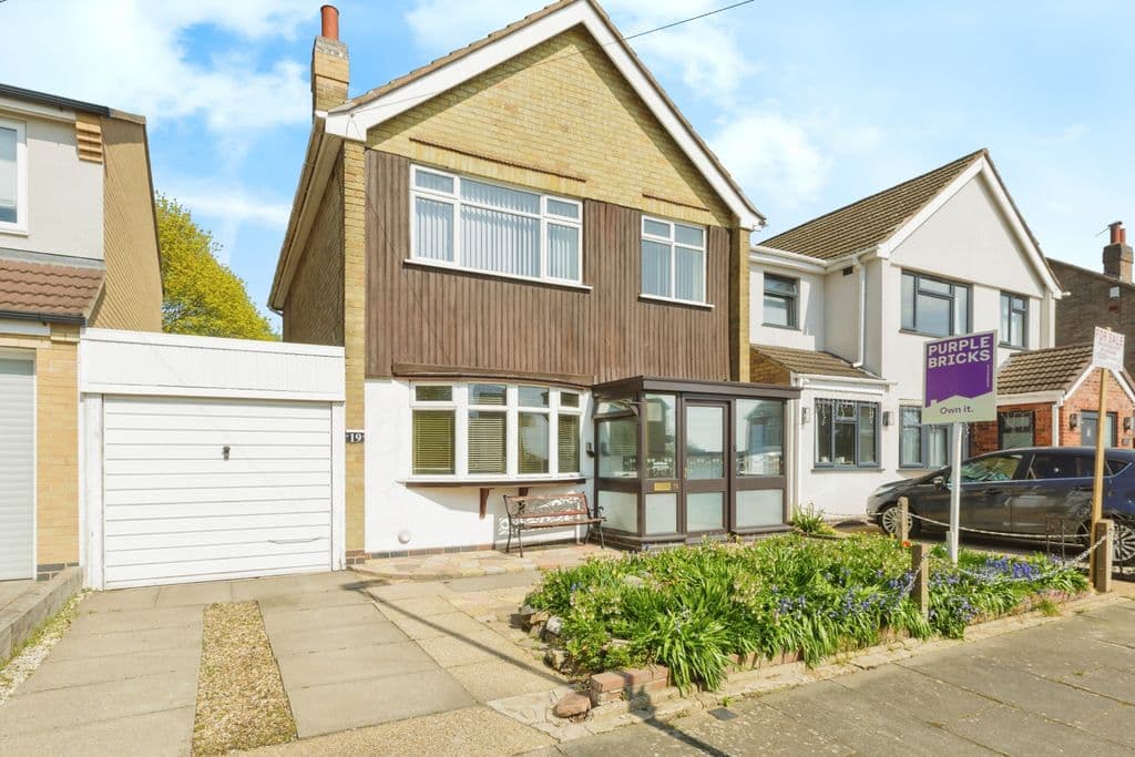 View property at St. Helens Drive, Leicester LE4