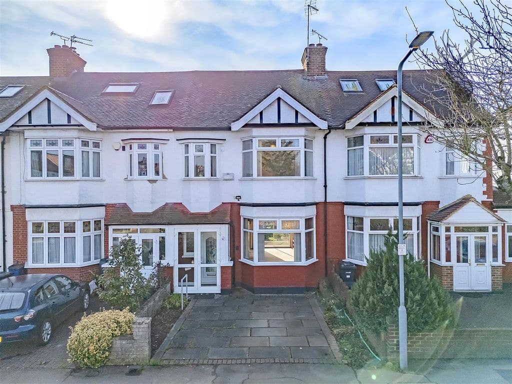 View property at Elmcroft Avenue, Wanstead E11