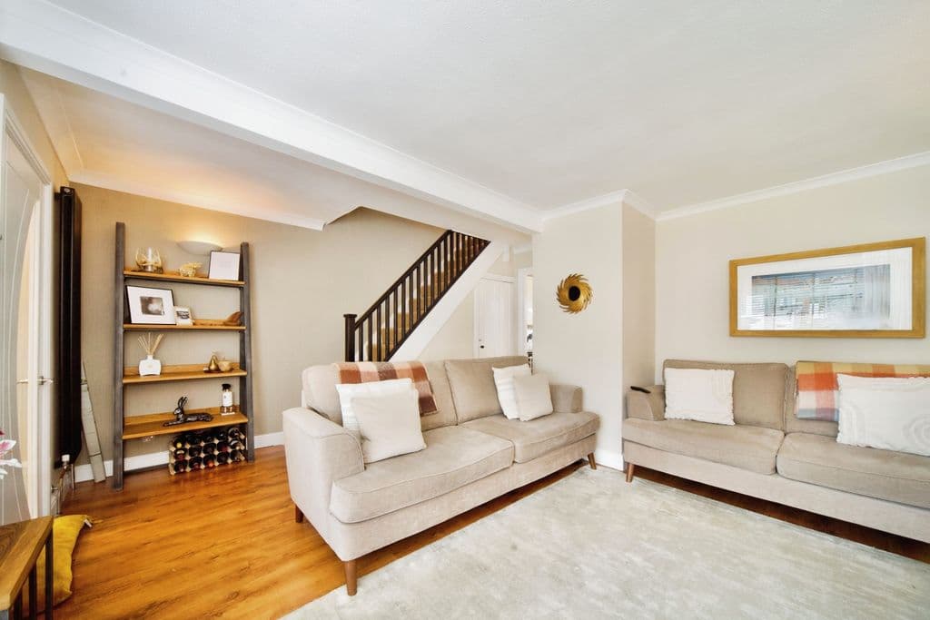 Navarre Gardens, Romford RM5 - Image 3