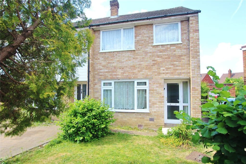 View property at Knaphill, Woking, Surrey GU21