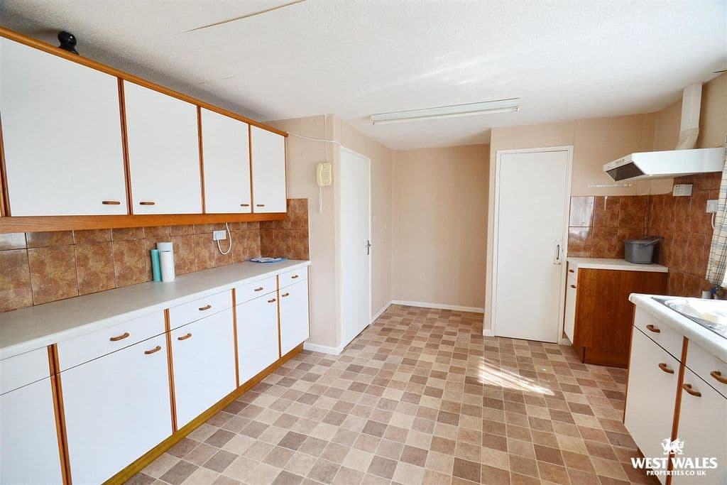 Bunkers Hill, Milford Haven SA73 - Image 3