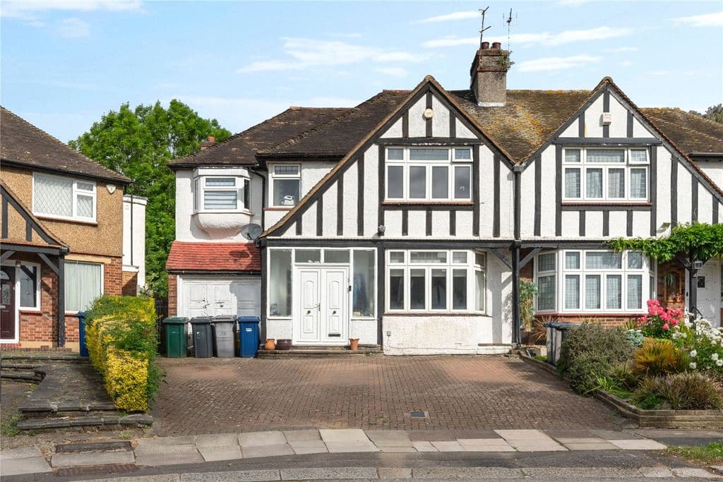 View property at Parkside Drive, Edgware HA8