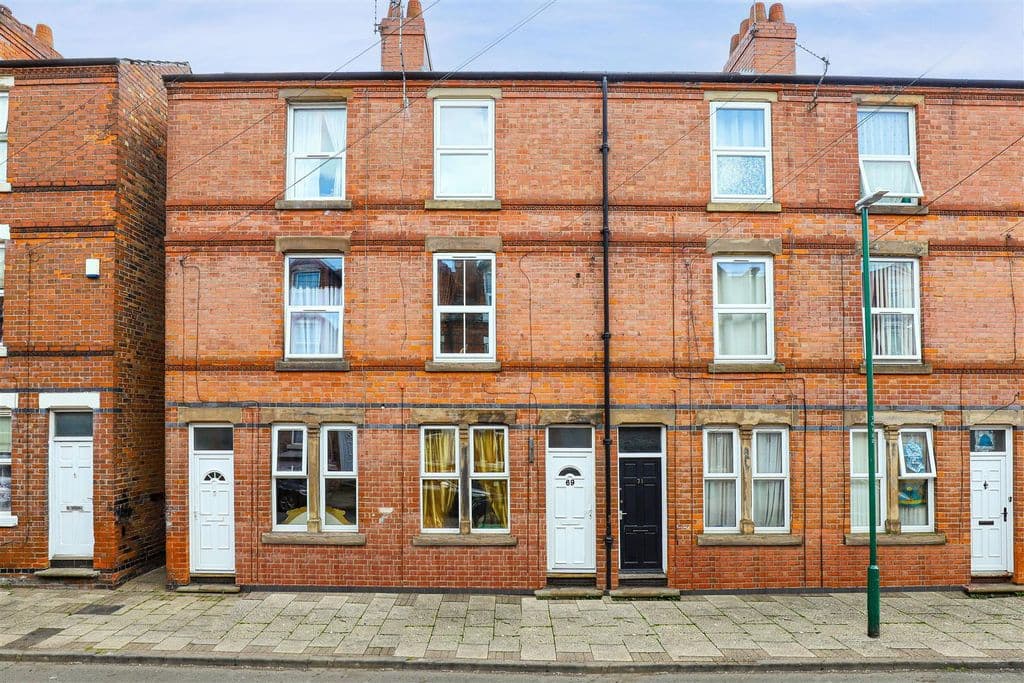 View property at Cedar Road, Forest Fields, Nottinghamshire, Ng 7 NG7