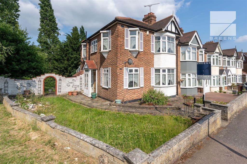 View property at Coolgardie Avenue, Highams Park, London E4