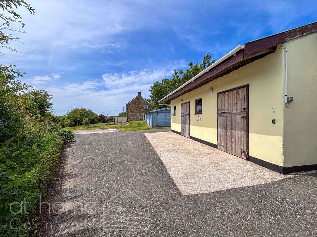 Treamble, Rose, Nr Perranporth - Stables, Annexe, Planning, Menage Coastal TR4 - Image 3